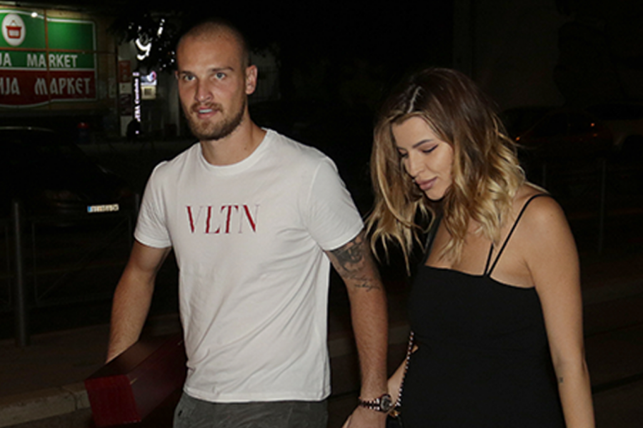 NIKO NEMA ZGODNIJU ŽENU OD NAŠEG GOLMANA: Pozira u uskoj haljinici, a posle dva dečaka stiže devojčica Nara (FOTO)