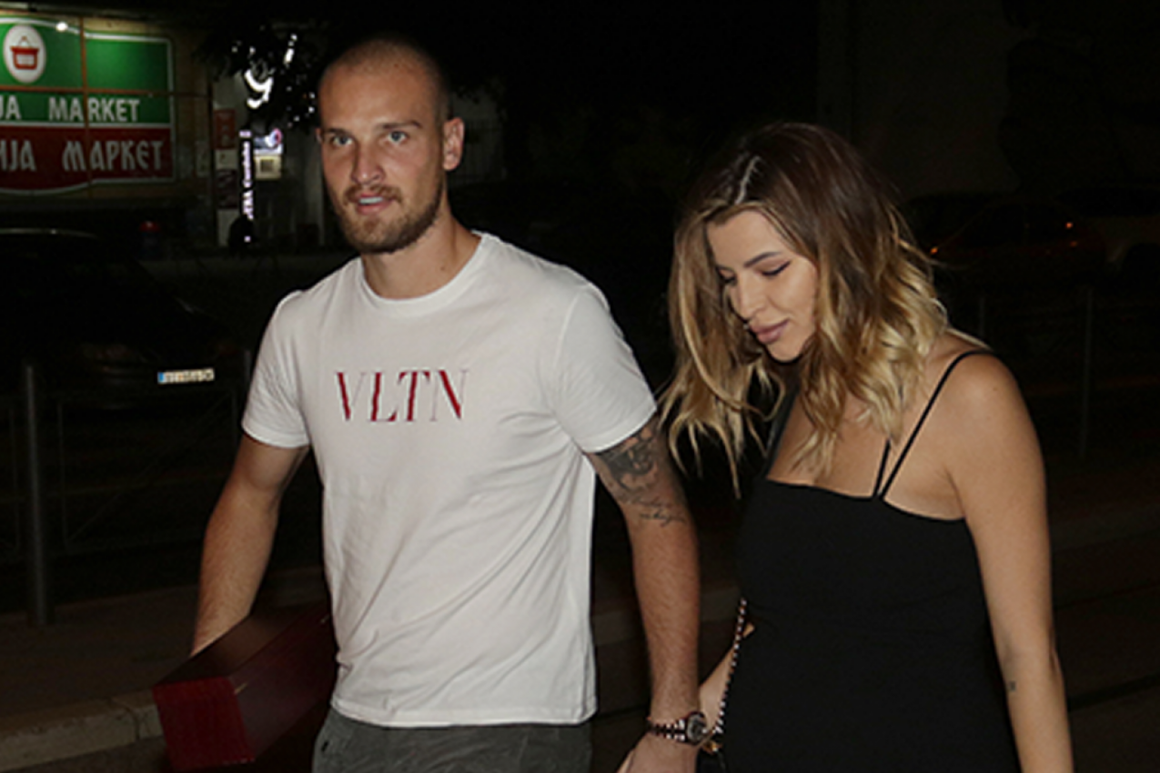 NIKO NEMA ZGODNIJU ŽENU OD NAŠEG GOLMANA: Pozira u uskoj haljinici, a posle dva dečaka stiže devojčica Nara (FOTO)