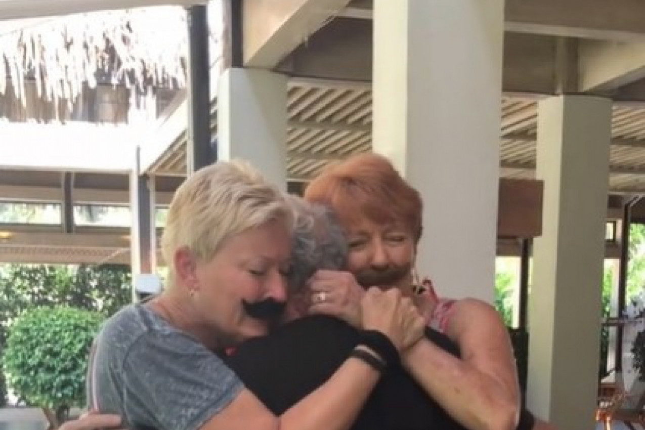 PET DECENIJA NIJE ZNAO DA POSTOJE, A ONDA JE USLEDIO DIRLJIV SUSRET: Brat pronašao sestre - nećete ostati imuni (VIDEO)