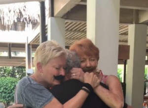 PET DECENIJA NIJE ZNAO DA POSTOJE, A ONDA JE USLEDIO DIRLJIV SUSRET: Brat pronašao sestre - nećete ostati imuni (VIDEO)