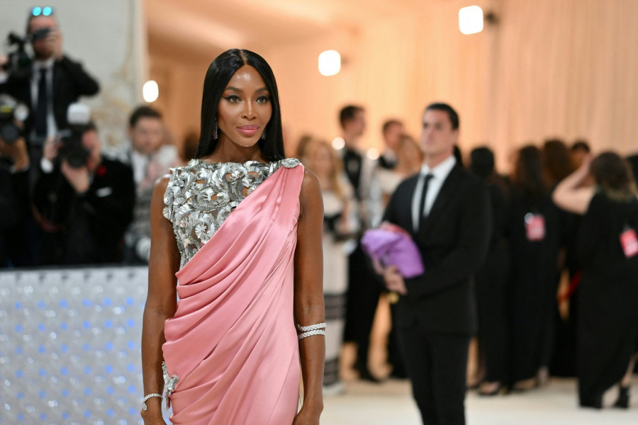 NAOMI NIKAD BOLJE NIJE IZGLEDALA NEGO U ZLATNOM BIKINIJU: Ipak svi su gledalu u detalj na njenom međunožju! (FOTO)