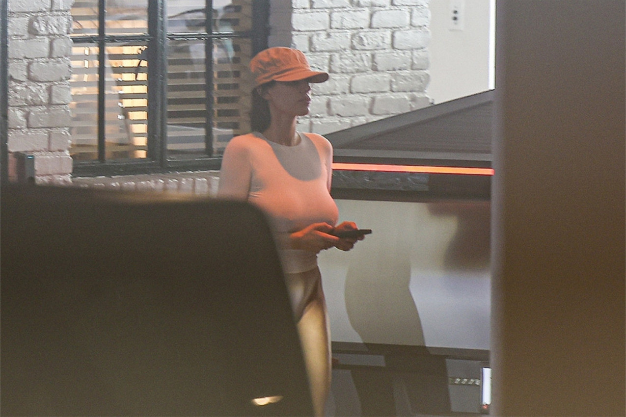 SAD JE "POKRILA" GRUDI, ALI ZADNJICA SEVA! Bez stida izašla u gaćicama, pokazala sve svoje atribute (FOTO)