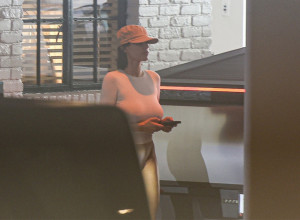 SAD JE "POKRILA" GRUDI, ALI ZADNJICA SEVA! Bez stida izašla u gaćicama, pokazala sve svoje atribute (FOTO)