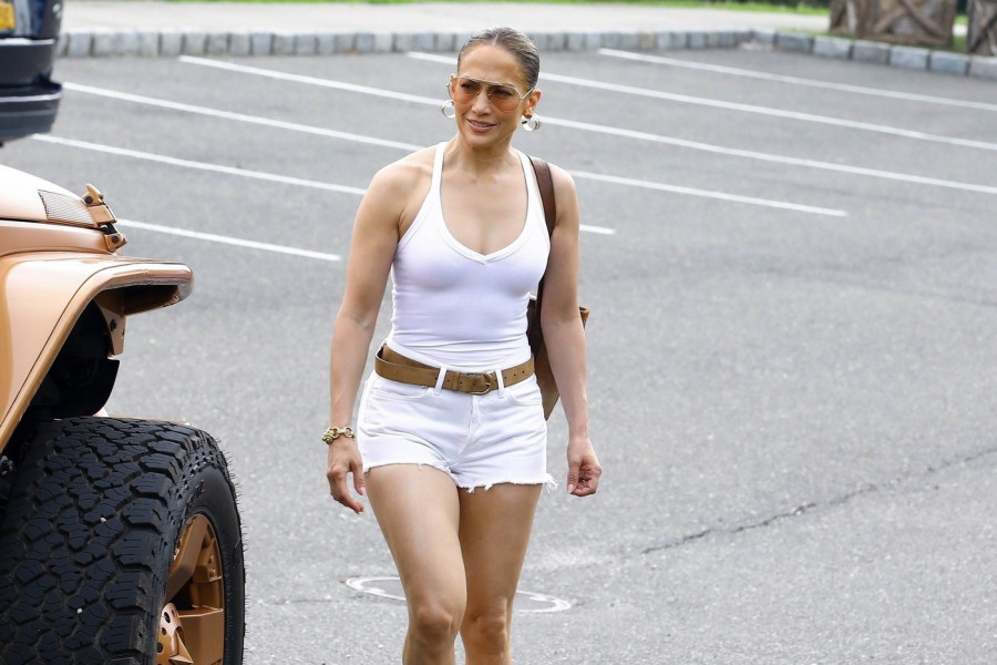 NISU PROSLAVILI ZAJEDNO GODIŠNJICU BRAKA: Ali dok glumica blista u malenom šortsu, njemu su sve lađe potonule! (FOTO)