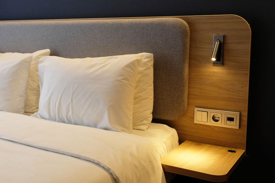 ZAŠTO NIKADA NE SMETE DA PUNITE MOBILNI TELEFON U HOTELSKOJ SOBI: Može skupo da vas košta!