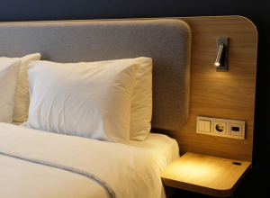 ZAŠTO NIKADA NE SMETE DA PUNITE MOBILNI TELEFON U HOTELSKOJ SOBI: Može skupo da vas košta!