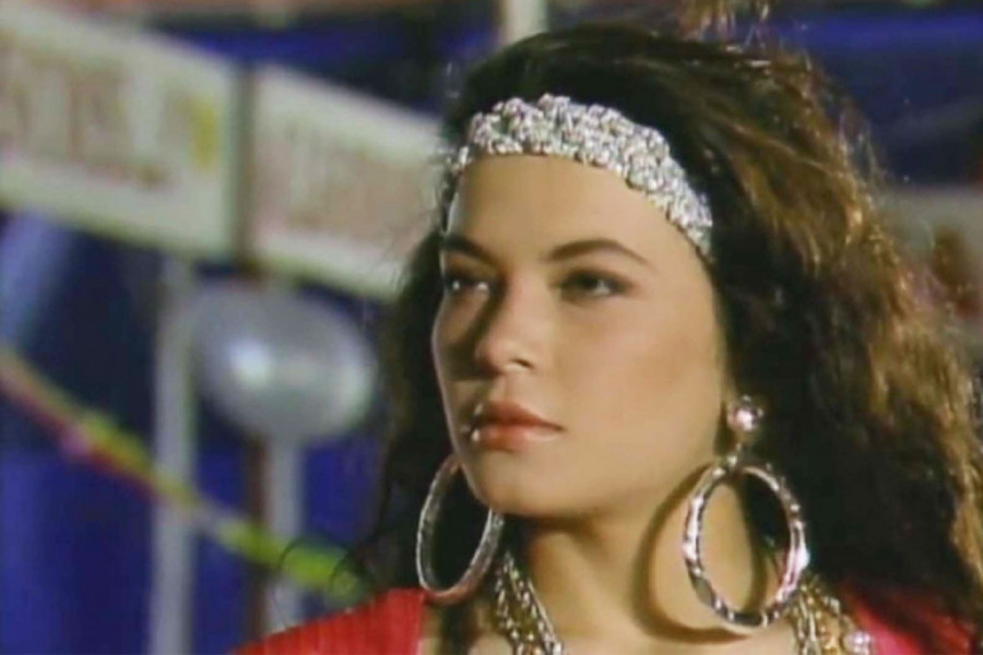 KASANDRA NIKADA VEĆA ZAVODNICA I U 51-OJ: Pozira bez šminke i kompleksa, a evo da li je prirodno ostarila (FOTO)