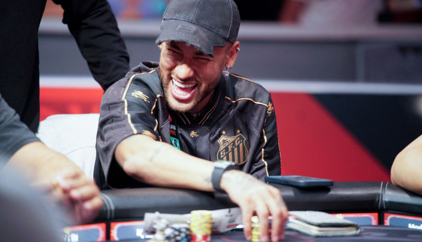 NA ĆERKINOM ROĐENDANU SE KOCKAO, DEVOJKU VARAO SA KIM JE STIGAO: Fudbaler dobio još jedno dete sa manekenkom (FOTO)