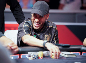 NA ĆERKINOM ROĐENDANU SE KOCKAO, DEVOJKU VARAO SA KIM JE STIGAO: Fudbaler dobio još jedno dete sa manekenkom (FOTO)