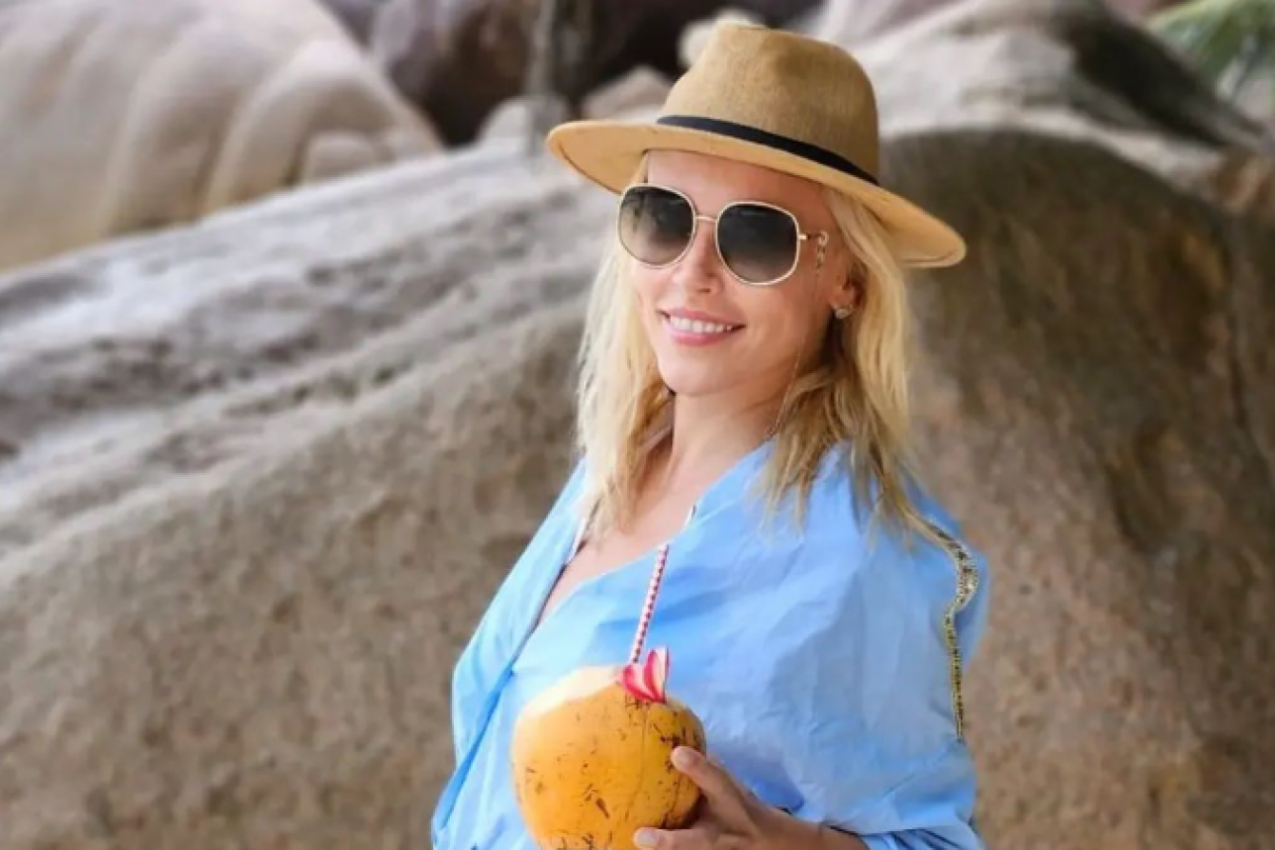 IRINA VUKOTIĆ IZGLEDA KAO DEVOJČICA, A DVE GODINE JE DELE DO 50-TE: Grmi u bikiniju na egzotičnoj destinaciji! (FOTO)