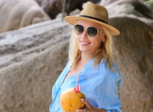 IRINA VUKOTIĆ IZGLEDA KAO DEVOJČICA, A DVE GODINE JE DELE DO 50-TE: Grmi u bikiniju na egzotičnoj destinaciji! (FOTO)