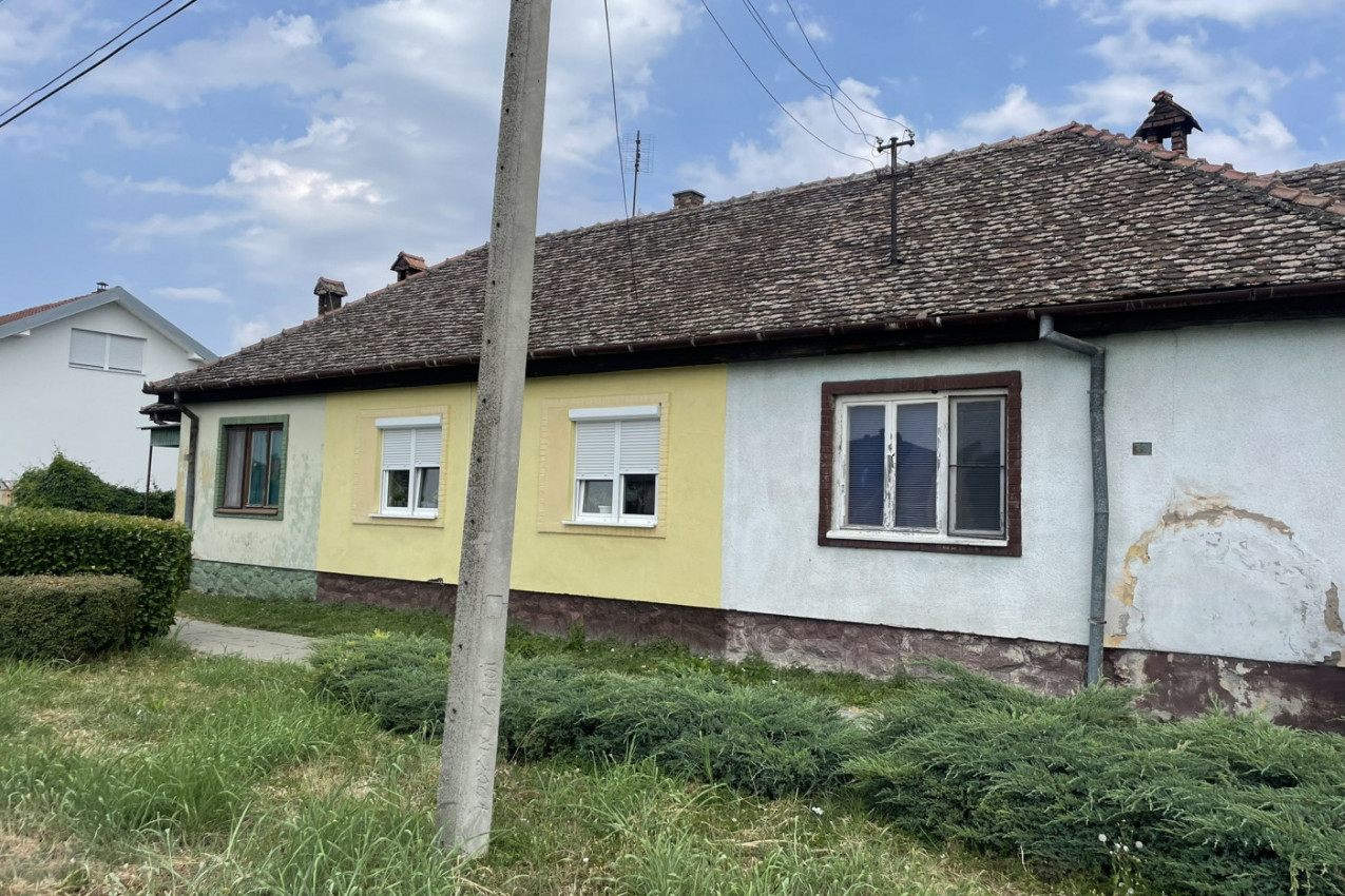 JEDNA KUĆA, TRI FASADE: Prizor u Sremskoj Mitrovici je slika i prilika kako Srbi ne mogu da se dogovore ni oko čega