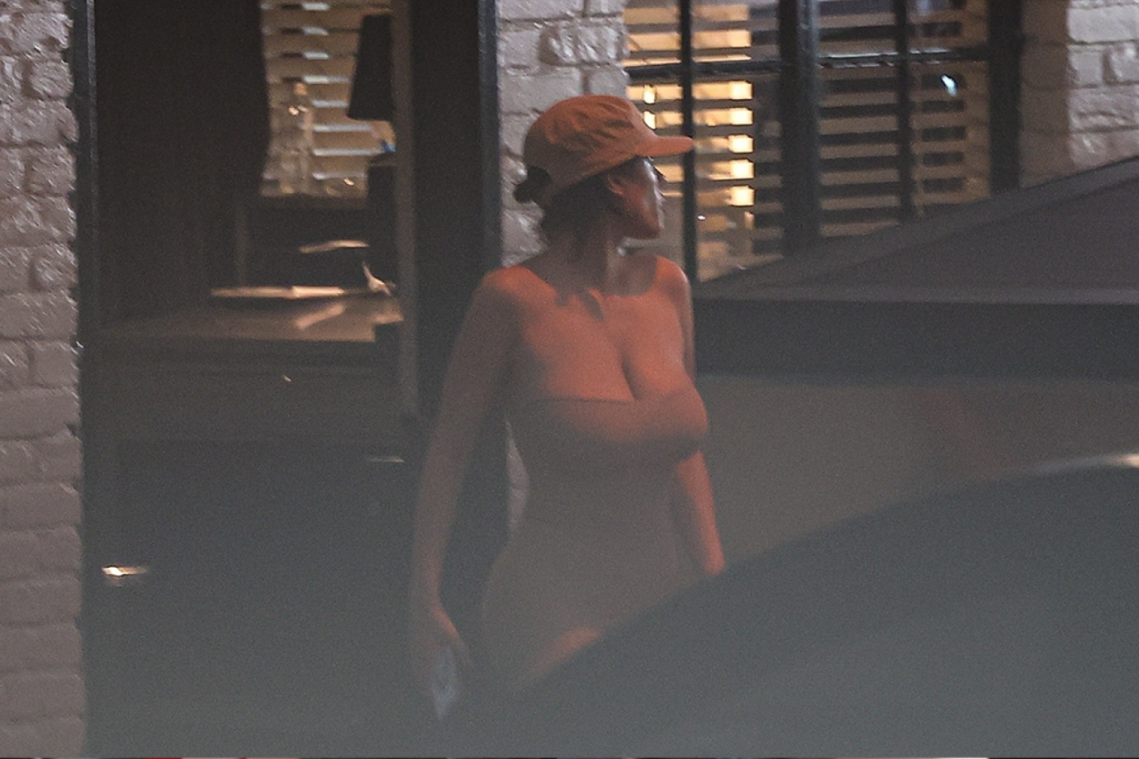 UTEGLA SE U ČARAPE ZA PROŠIRENE VENE, A GRUDI ISPADAJU: Reper rukom prekrio dekolte supruge, dosta je i njemu pogleda