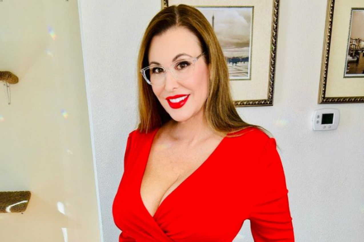 "ŽELELA SAM SAMO DA SINU PRUŽIM BOLJU BUDUĆNOST": Objavila je golišave slike na internetu, a linč meštana nije izostao!