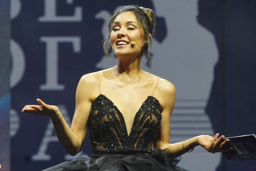 VERILA SE DRAGANA MIĆALOVIĆ? Ko je muškarac koji je OVO poklonio atraktivnoj glumici, zbog njene fotografije usijale su se mreže! (FOTO)