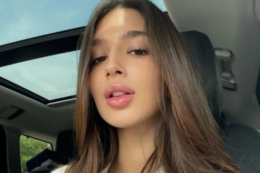 NASLEDNICA POZNATOG PEVAČA SKINULA SE U TANGA BIKINI: Tajna poruka zasijala u automobilu, sada je sve jasno! (FOTO)