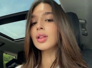 NASLEDNICA POZNATOG PEVAČA SKINULA SE U TANGA BIKINI: Tajna poruka zasijala u automobilu, sada je sve jasno! (FOTO)