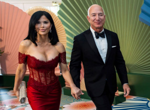 VERENICI NAJBOGATIJEG ČOVEKA NA SVETU POBEGLE POZAMAŠNE GRUDI: Paradira u oskudnoj haljini od veštačkih noktiju (FOTO)