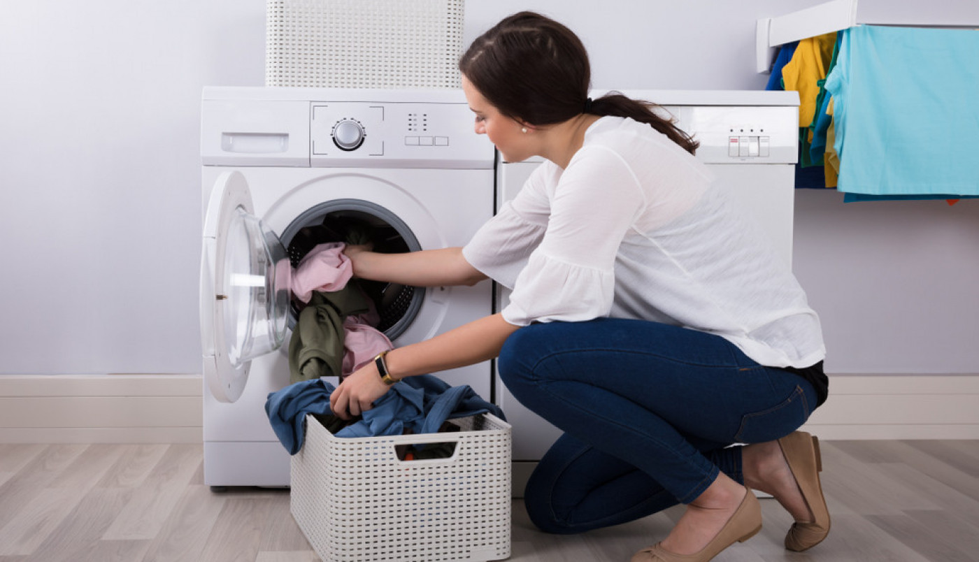 OVAJ DEO VEŠ-MAŠINE RETKO KO ČISTI, A TU SE NAKUPLJA NAJVIŠE BUĐI: Dva kuhinjska sastojka temeljno ubijaju plesan, evo šta morate da uradite! (VIDEO)