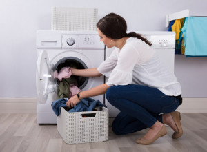 OVAJ DEO VEŠ-MAŠINE RETKO KO ČISTI, A TU SE NAKUPLJA NAJVIŠE BUĐI: Dva kuhinjska sastojka temeljno ubijaju plesan, evo šta morate da uradite! (VIDEO)