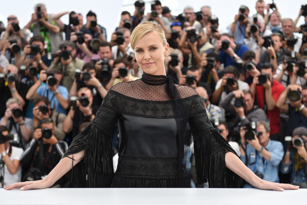 SLAVNA PLAVUŠA SA 48 GODINA NOSI MINJAK U PARIZU: Na tren su svi zaboravili na Olimpijske igre i gledali u njene noge!