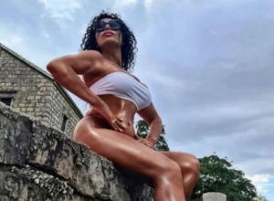 ISPLIVALA PRIVATNA FOTOGRAFIJA LIDIJE VUKIĆEVIĆ IZ KREVETA: Raskopčana haljina i zadignuta suknja! (FOTO)