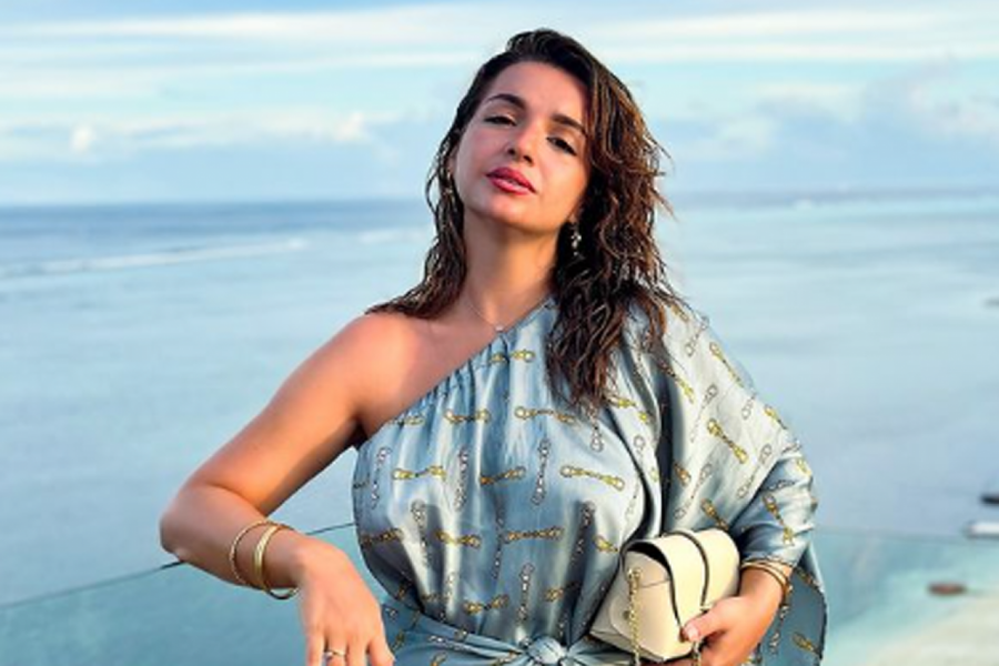 SRPSKA VODITELJKA PLIVA U MORU OKRUŽENA AJKULAMA: Snimak zgranuo javnost, svi se pitaju jedno (VIDEO)