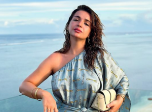 SRPSKA VODITELJKA PLIVA U MORU OKRUŽENA AJKULAMA: Snimak zgranuo javnost, svi se pitaju jedno (VIDEO)