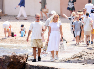 PRESTALA DA SE ŠMINKA I ŽIVOT JOJ SE PREOKRENUO: Plavušu s najpoznatijim poprsjem presreću na ulici i govore OVO!