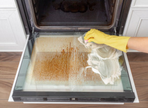 Kako da za 4 minuta bez ribanja očistite i NAJMASNIJA vrata rerne? Super trik koji ćete stalno koristiti