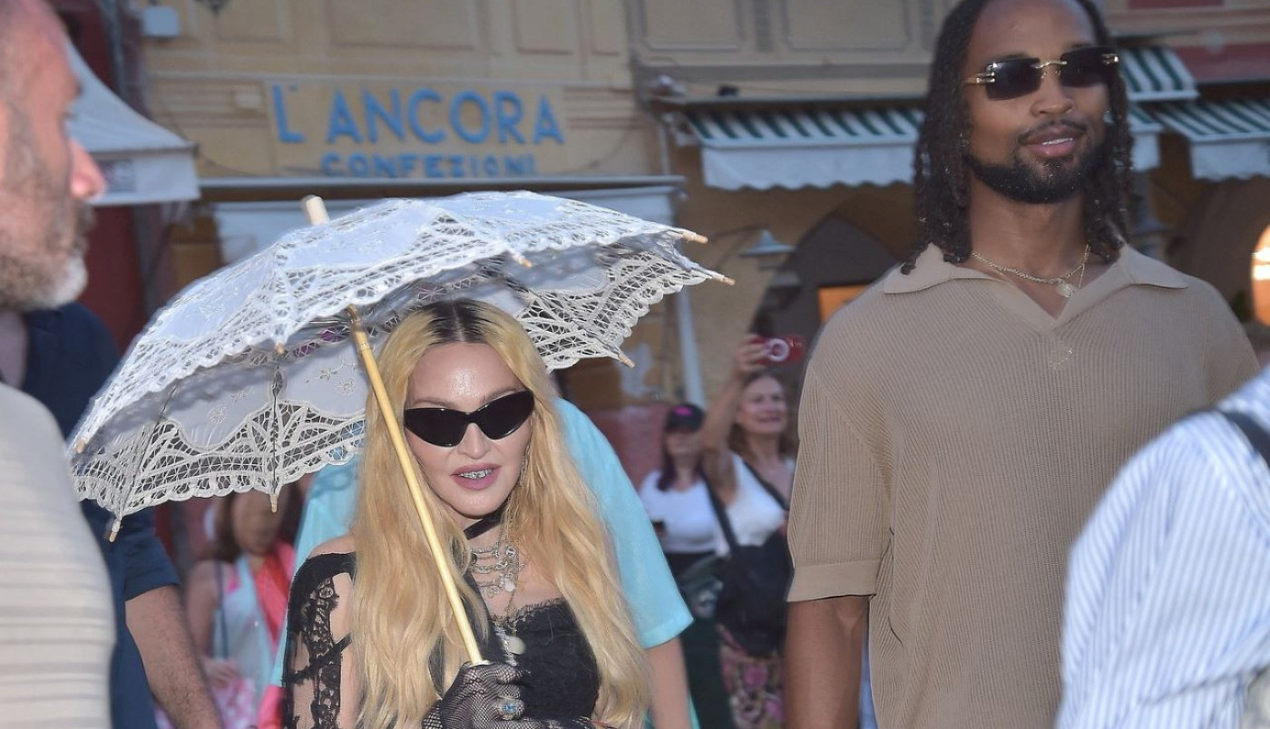 MADONA GA STISLA, PA SPUSTILA RUKU NA NJEGOVU BUTINU: Pop kraljica javno ljubila dečka mlađeg 38 godina!