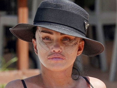 Starleta na bazenu sa flasterima