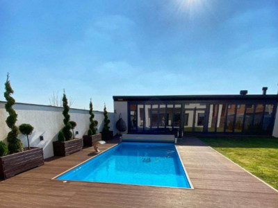 Bazen u dvorištu luksuzne kuće