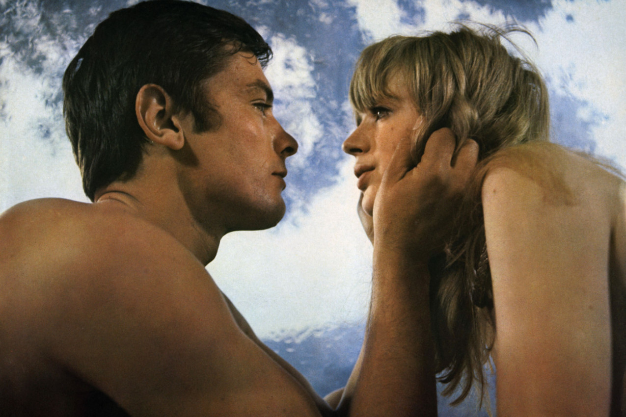 ALEN DELON PREOTEO DEVOJKU MIKU DŽEGERU NA NJEGOVE OČI: Kao hipnotisana je gledala u lepog glumca - ovo je dokaz! (FOTO)