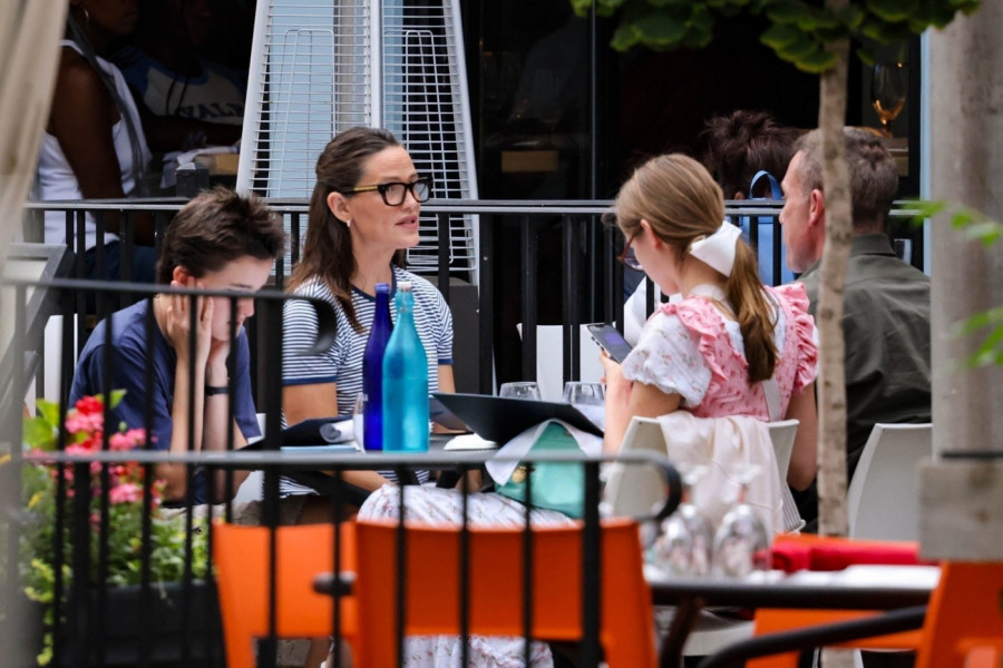BEN AFLEK U JEKU GLASINA O RAZVODU, OPET SA BIVŠOM: "Jedu se" preko stola, imaju i poseban razlog za slavlje!