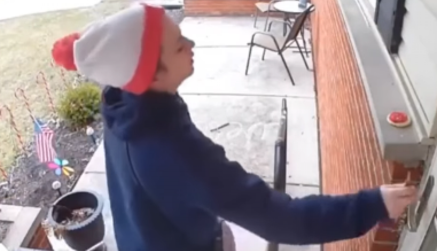 ŽENA JE STIGLA SA PUTA I ZATEKLA ČUDAN POKLONČIĆ NA PROZORU: Kućna kamera otkrila da ga je ostavila ova životinja (VIDEO)