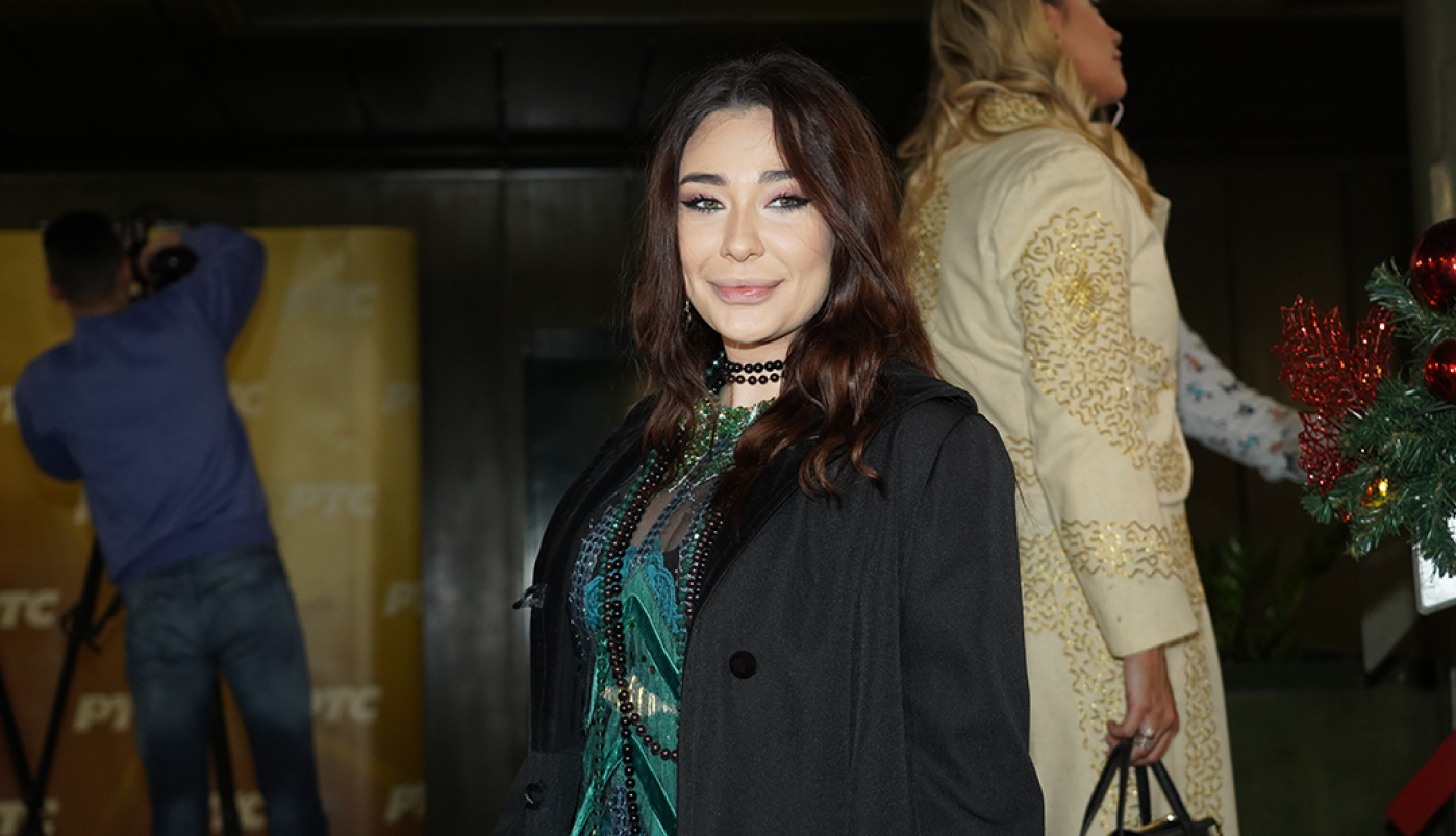 SANJA VUČIĆ ZBOG IZAZOVA OBJAVILA FOTOGRAFIJE IZ SREDNJE ŠKOLE: Sve crno na belo, evo šta je promenila na sebi! (FOTO)