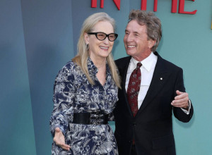 SVET BRUJI O NOVOJ VEZI LEGENDARNE GLUMICE: Sa 74. se razvela, sa 75. ponovo zaljubila - on je pogledom miluje