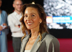 Ovo je NAJPOPULARNIJI KAPUT ove sezone i Jelena ga nosi kao da je krojen po njoj, a model je VANVREMENSKI (FOTO)