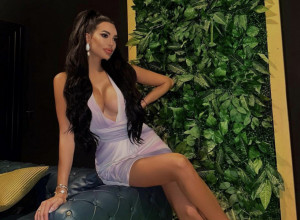 KAĆA GRUJIĆ ZAUZELA POZU OD KOJE ZASTAJE DAH, A NA SEBI IMA SAMO OVO: Istakla sve atribute, GRMI kako izgleda (FOTO)