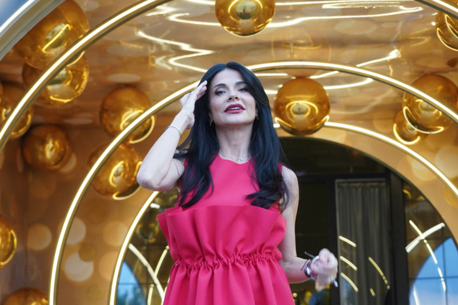 DA LI JE ONA NAŠA NAJLEPŠA VODITELJKA SA NAJVIŠE STILA: Ko bi se drugi usudio da ponese ovu unikatnu modnu kombinaciju, osim nje?! (FOTO, VIDEO)