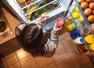 DA LI PERETE JAJA PRE NEGO ŠTO IH STAVITE U FRIŽIDER? Ako je odgovor ne, to može da napravi HAOS OD ŽIVOTA!