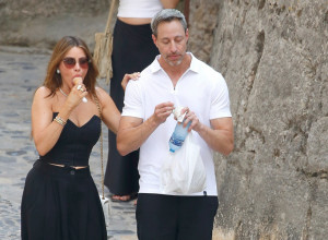 "AKO STE IMALE OPERACIJU, ZGODAN DOKTOR MORA DA SPAVA SA VAMA TU NOĆ" Glumica pokazala ožiljak koji je lečio vatreni dasa