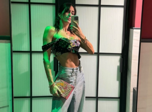 JELISAVETA ORAŠANIN VATRENIM IZDANJEM ZADALA GLAVOBOLJU: Prošetala go stomak, pa pokazala poprsje u korsetu! (FOTO)