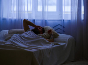 KARDIOLOZI UPOZORAVAJU, NIKAD, ALI BAŠ NIKAD NE SMETE DA URADITE OVO ČIM SE PROBUDITE: Ne igrajte se sa zdravljem, rizikujete čak i srčani udar!