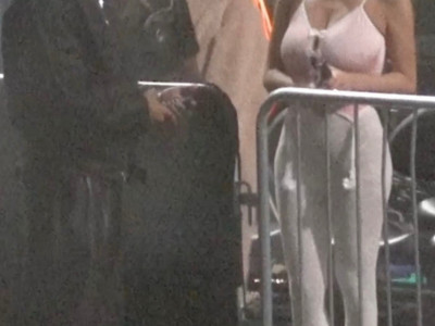 Bjanka pored majke samo u čarapama