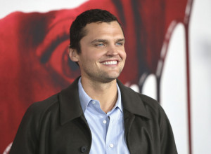 ISTI LUDAČKI POGLED I OSMEH, ON JE TATINA KOPIJA: Da li je mladi glumac bolji frajer od svog slavnog oca?