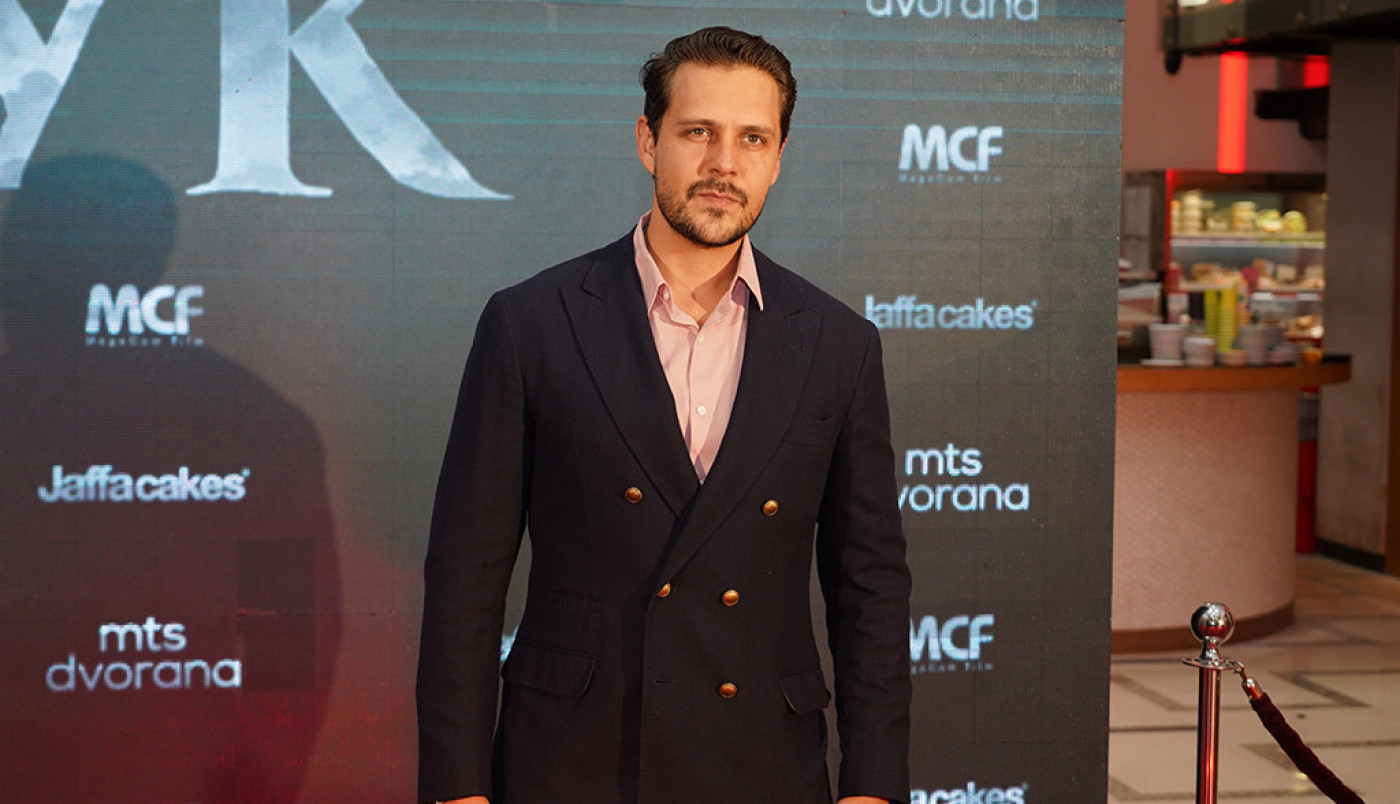 MILOŠ BIKOVIĆ OBJAVIO FOTOGRAFIJU PORED BAZENA: Komentari ne prestaju da se nižu, žene izgubile glavu JER NIJE SAM! (FOTO)