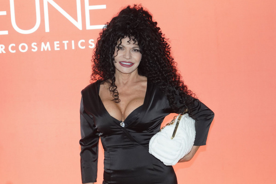 LIDIJA VUKIĆEVIĆ zablistala u suknji koja je pravo remek-delo: Ispod sakoa viri čipka, a mreže gore! (FOTO)