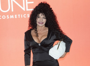 LIDIJA VUKIĆEVIĆ zablistala u suknji koja je pravo remek-delo: Ispod sakoa viri čipka, a mreže gore! (FOTO)